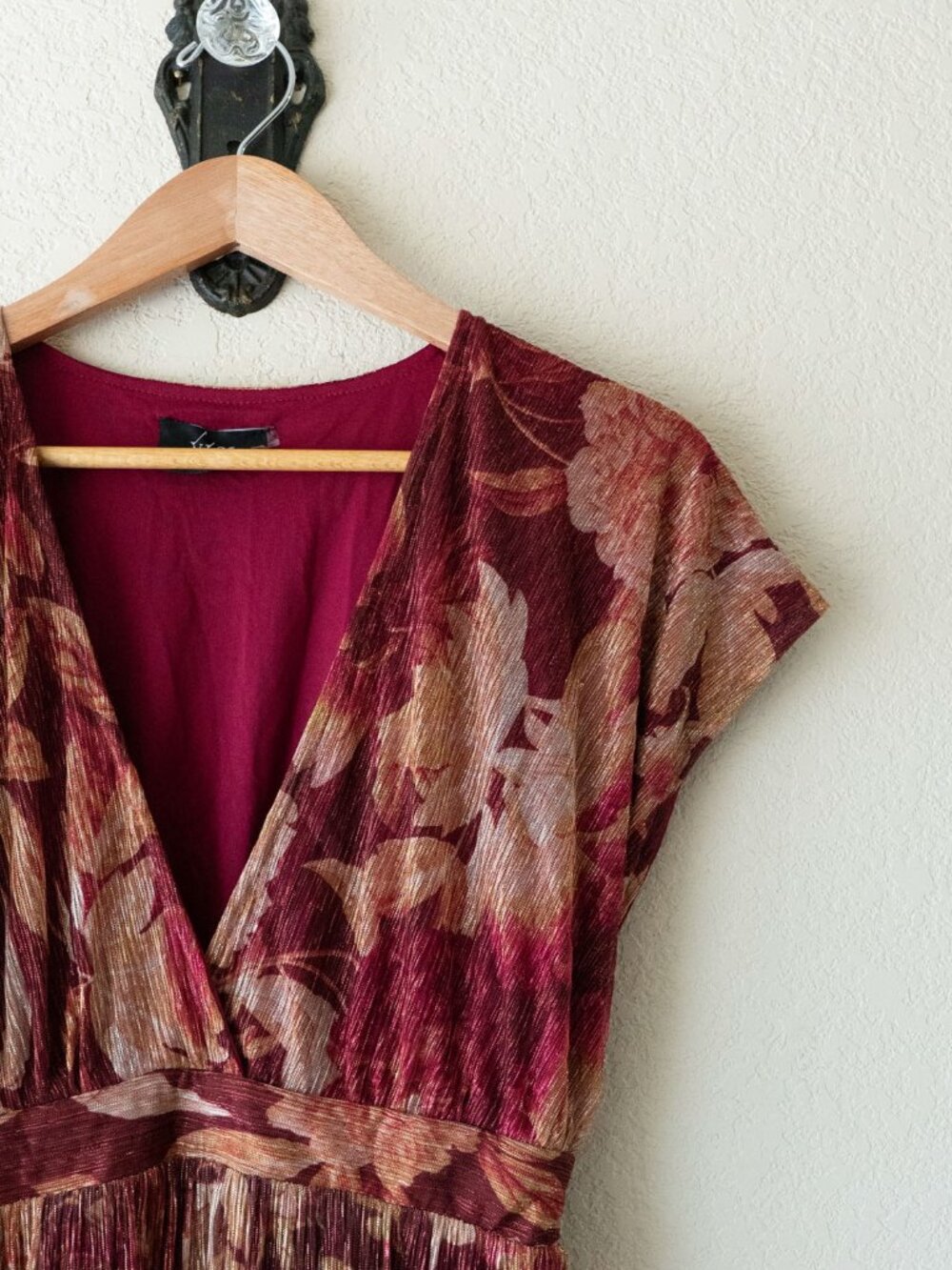 VICI Burgundy Floral Metallic Gold Pleated Maxi Dress XS Deep V Neck Slit - Picture 6 of 15